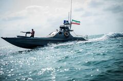 米海軍の哨戒艇、イラン船に警告射撃　ペルシャ湾