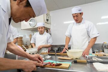 SUSHIブームが変える伝統 2カ月で職人養成