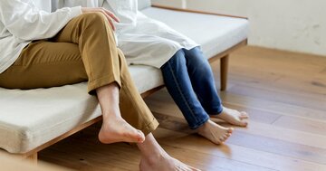「いつも足を組んでいる人」は気をつけて!老化が真っ先に現れる要注意な部位は?