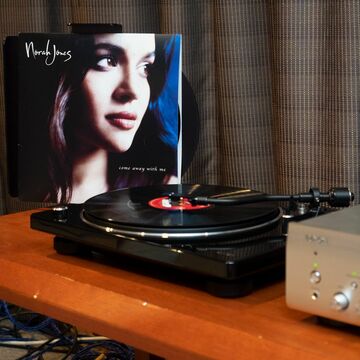 カッコいい上に便利、新発想のダストカバー備えたデノンの新アナログ機