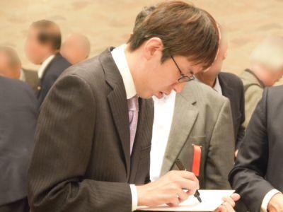 サインを書く広瀬章人氏