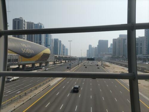 ドバイの8車線道路（提供＝筆者）