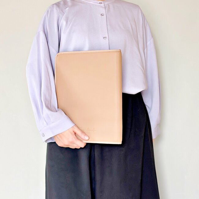 お薬手帳や処方薬がまるっと入る!3COINSの“ポケットたくさん収納ケース”通院グッズ入れにピッタリ!「迷わず購入しました」「収納力があり実用性バツグン」