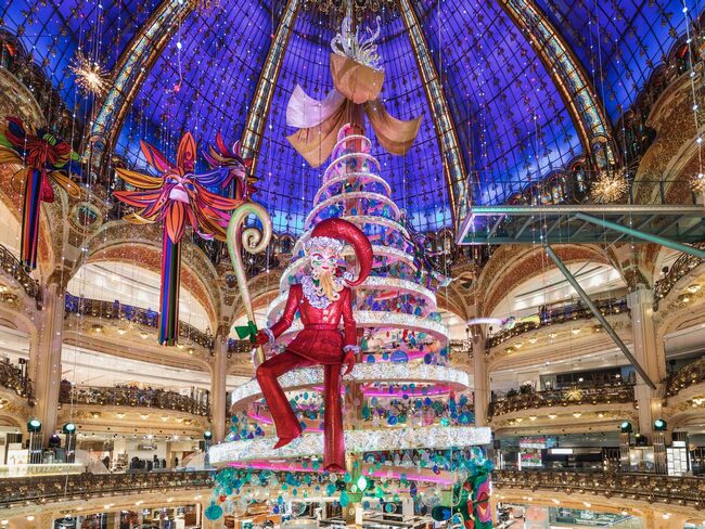 パリ・ギャラリー・ラファイエット百貨店のクリスマス、ショーウインドーの幻想世界に酔う