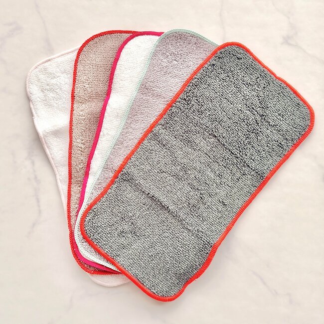 家のハンカチ、全部買い替えたい…！無印良品の“天才すぎるハンドタオル”ポケットに入れてもかさばらないの！「購入して良かった」「買い足しました」