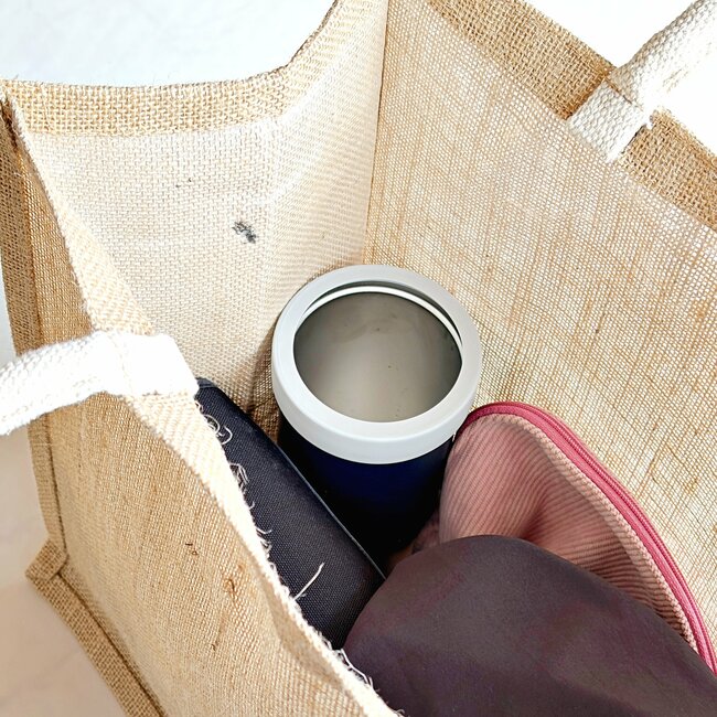 「缶ビール冷たいままで最高です」ワークマンの“ひんやり缶ホルダー”最後まで冷え冷えで感動!「色違いをリピ買い」「結露も気にならない」《購入レビュー》