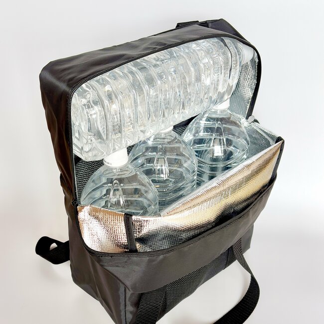 「両手が空いてありがたい」3COINSの”手ぶらで持てる保冷バッグ”ガバッと開くから出し入れが楽ちん!「冷凍食品やアイスのまとめ買いに便利」「雨の日でも大丈夫です」