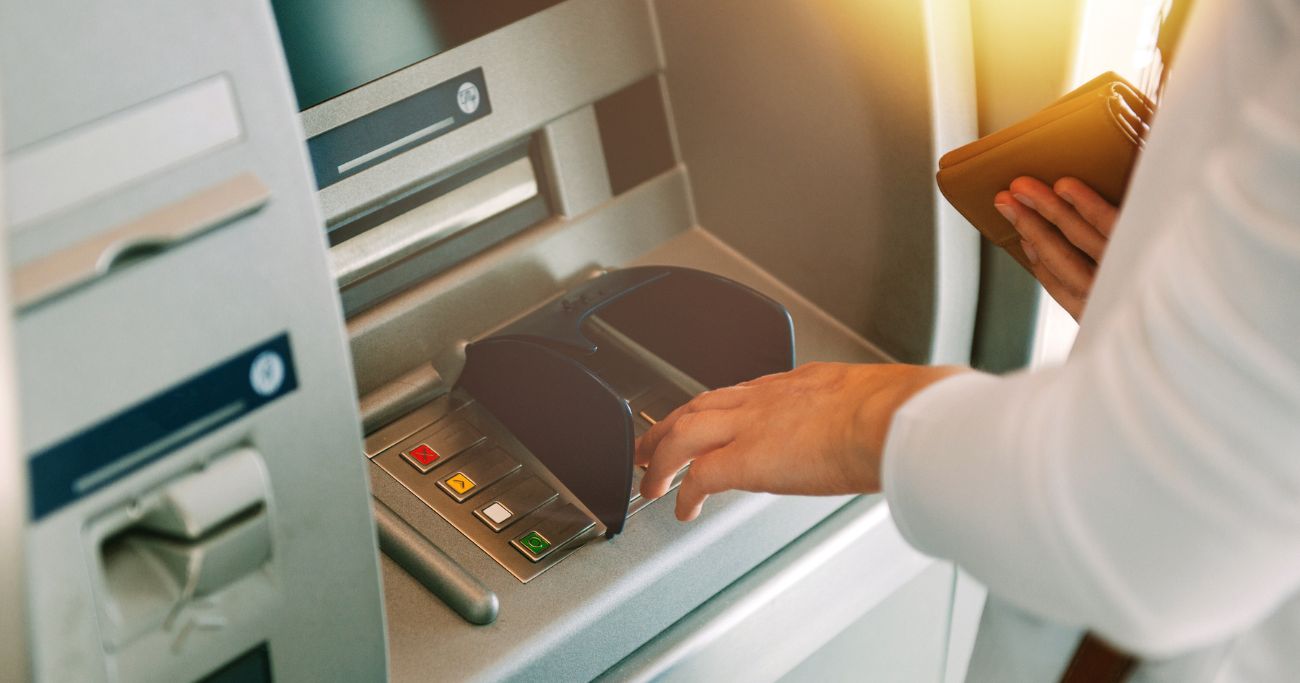 【5分で英語力アップ】「預金を引き出す」を英語でどう言う？