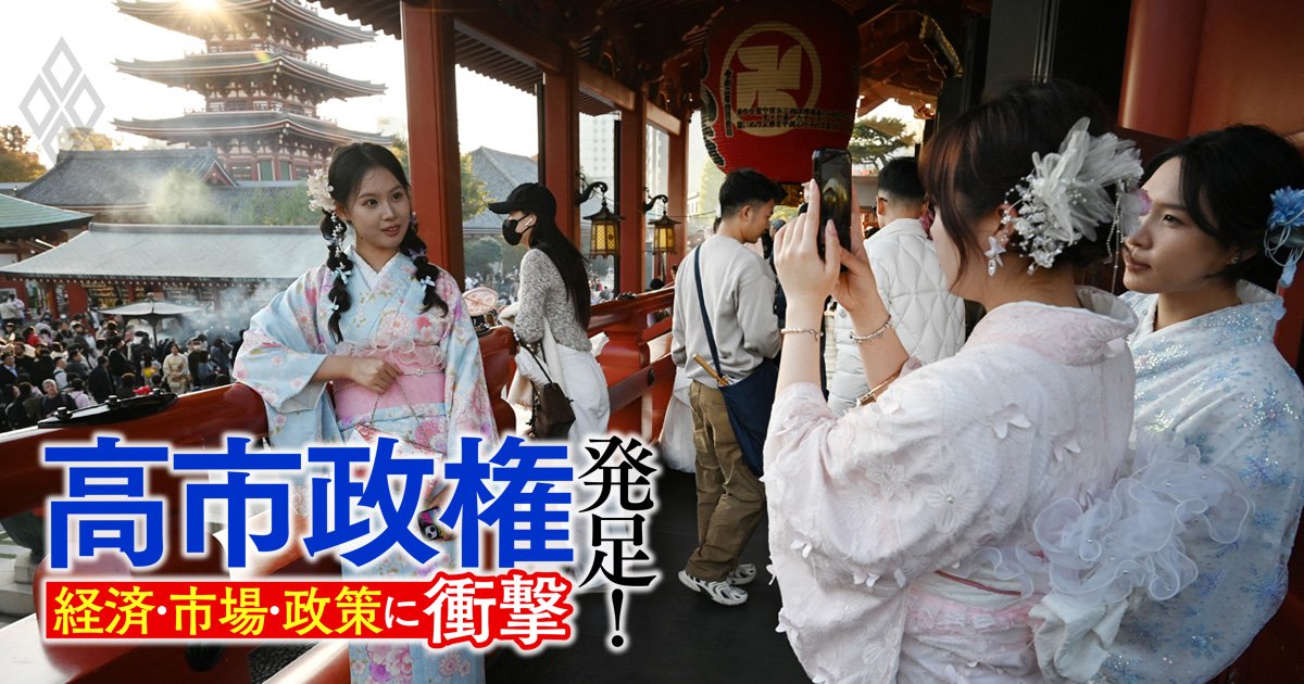 浅草寺で着物を着て写真撮影する中国人観光客