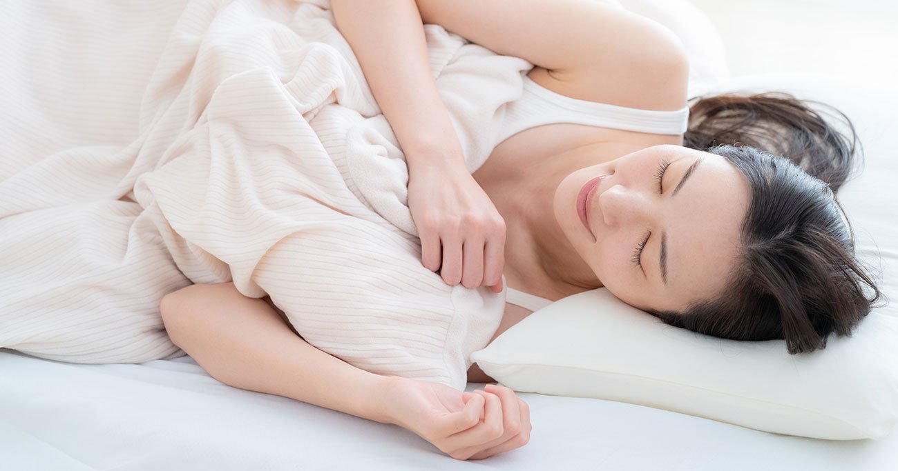 【夜中の目覚めをなくす】朝の体の痛みもなくなる! ホテルの寝心地を自宅で再現する…超シンプルなひと手間とは?
