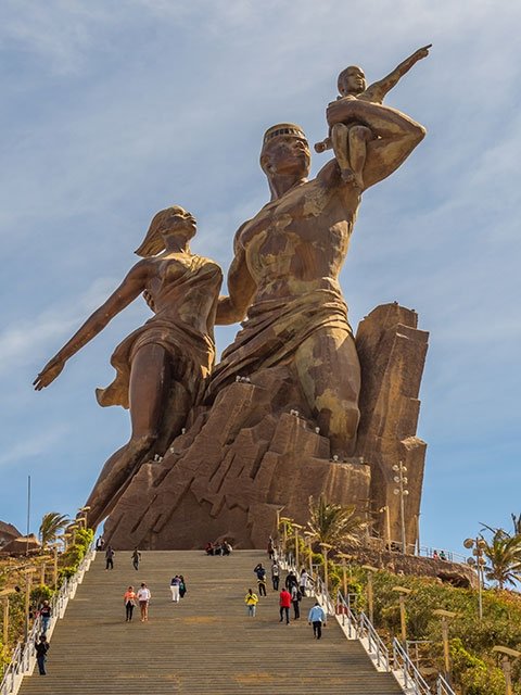 内情を知ると素直に感心できないアフリカ最大の巨像