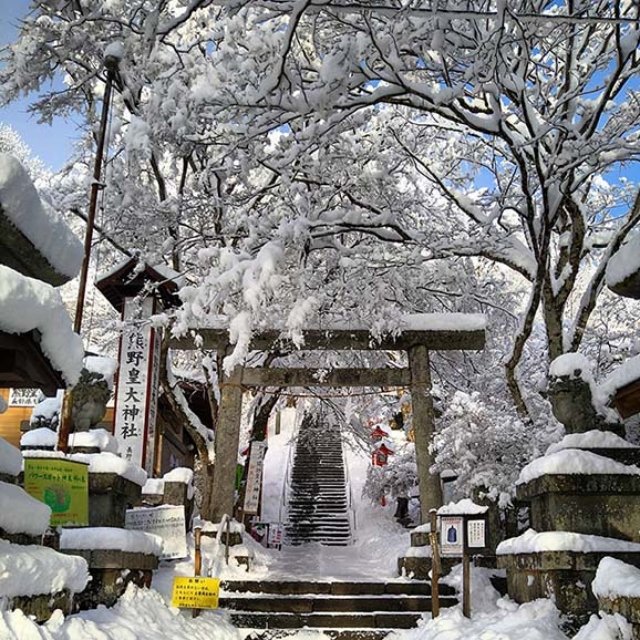 熊野皇大神社入り口、中心を境に左が長野県、右が群馬県