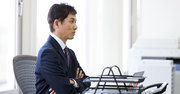 ダメなリーダーは現場に「要求」し、優れたリーダーは現場を「○○」する。