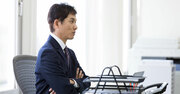 ダメなリーダーは現場に「要求」し、優れたリーダーは現場を「○○」する。