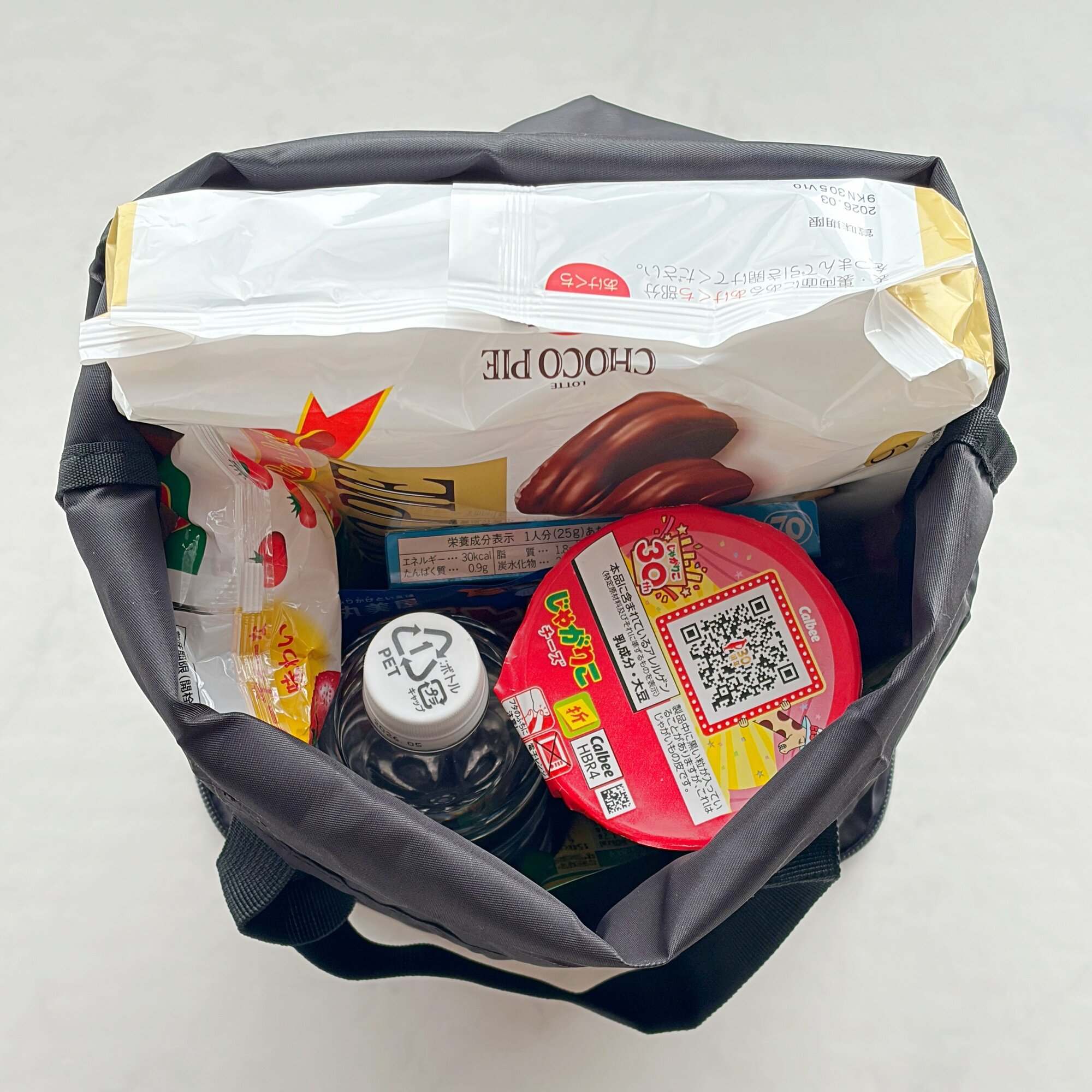 「買い物で毎日使ってます」スターバックスの“ポーチみたいなエコバッグ”スリムに持ち運べて優秀！「たくさん荷物が入ります！」「スタバのロゴがかわいい」