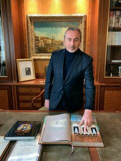 プーチン氏の巨大テーブル、危機のさ中に突如脚光