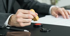 印鑑さよならで思い出す金融業界の逸話、「押す角度・直径」に文化あり