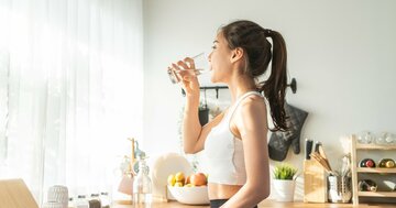 【3か月で自然に痩せる】水を飲むと太るの? 痩せるの? どちらがホント?