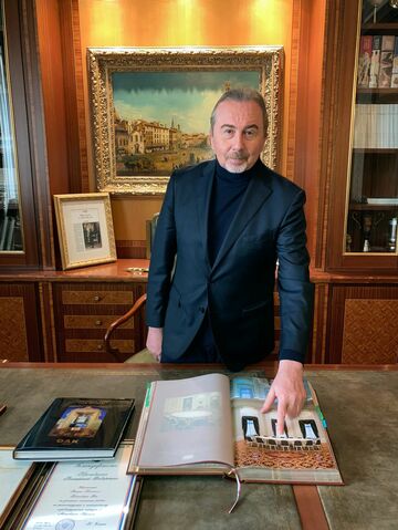 プーチン氏の巨大テーブル、危機のさ中に突如脚光