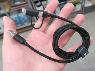 3-in-1なのにコンパクト！ 2階建てコネクターが珍しいマルチ充電ケーブル