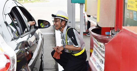 無人化が進む高速道路の料金所が、あえて係員サービスを充実させる理由