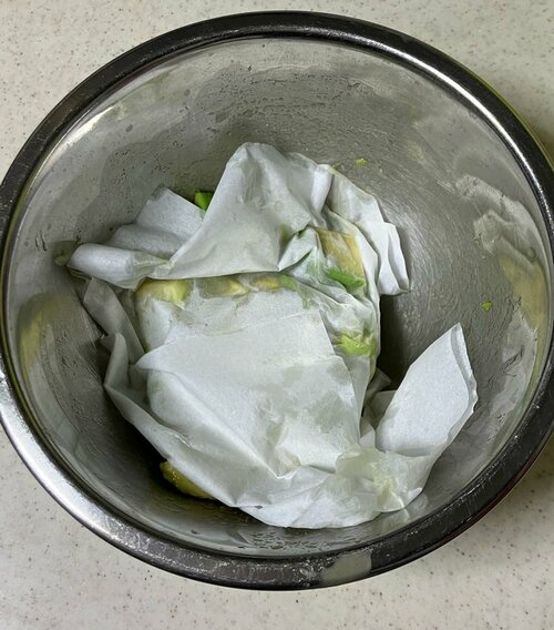 5. 水気をキッチンペーパーで優しく拭く。