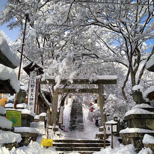 熊野皇大神社入り口、中心を境に左が長野県、右が群馬県