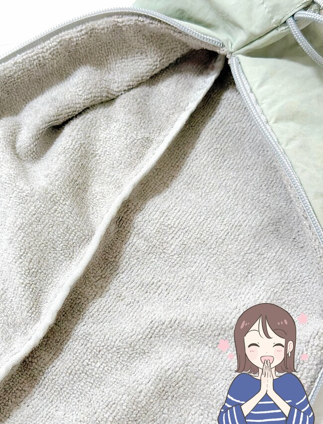 雨の日のストレスが解消…！カインズの「手ぶらで持てる傘カバー」が画期的すぎる！長傘がもうジャマになりません！