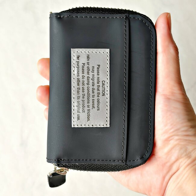 カードや診察券が27枚入った…！3COINSの「ガバッと開くミニ財布」小銭が取り出しやすくて嬉しい！《購入レビュー》