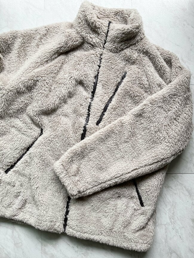 もうマフラーいらないじゃん！ユニクロ新作の“ふわもこジャケット”首元まであったかくて感動…！「デザインがまじで可愛い」「笑ってしまうくらいあったかい！」