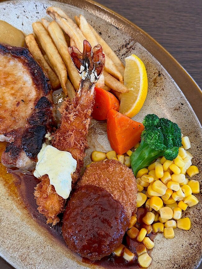 こりゃ通い詰めたくなるわ…！ロイヤルホストの“てんこ盛りランチ”好きな物だらけで大満足すぎる！《実食レビュー》