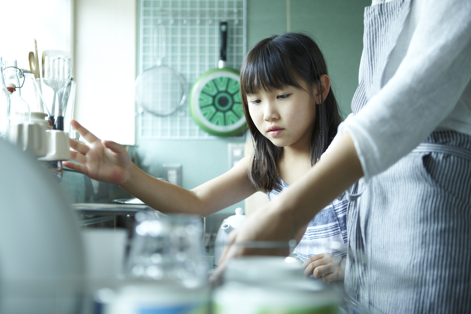 生活保護シングルマザーと娘たちが奪われ続ける「人間らしい生活」