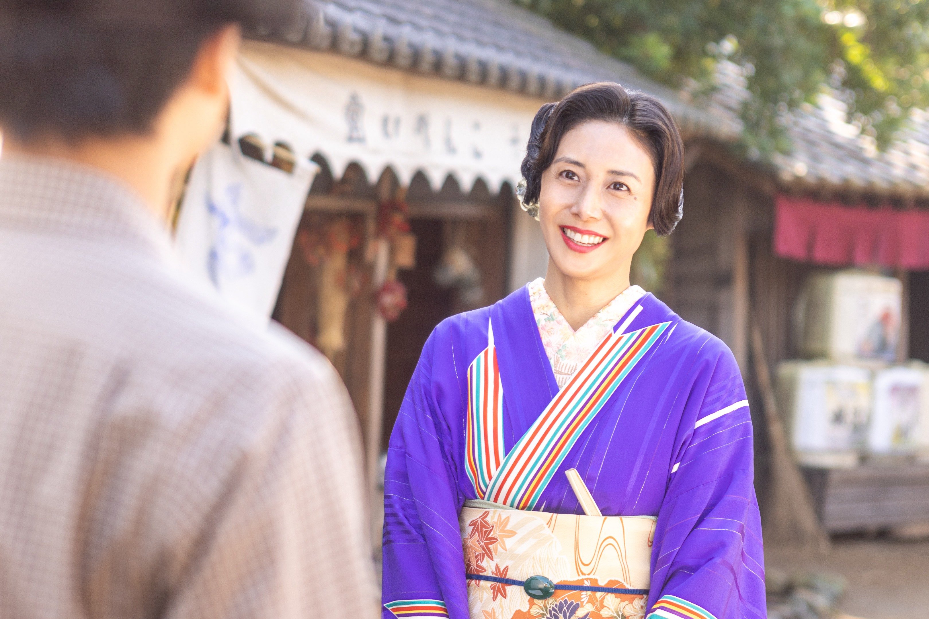 ラストに登場してぜんぶ持って行った“紫の女”は誰?「アンパンマン配色説」がネットで話題【あんぱん第14回レビュー】