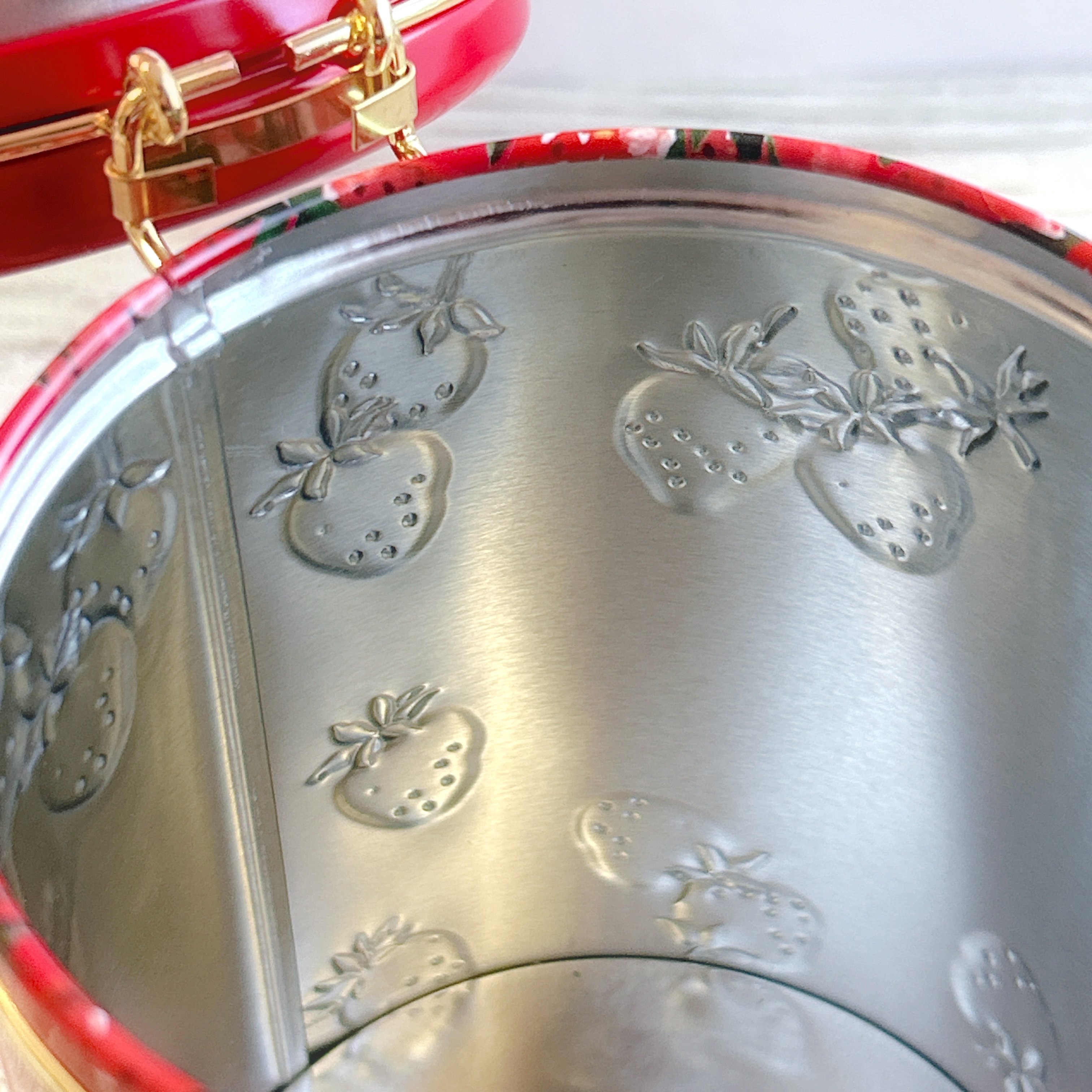 もう、一生飾っておきたいよ…！アフタヌーンティーの「保存容器にもなるクッキー缶」いちご柄がレトロかわいすぎる！