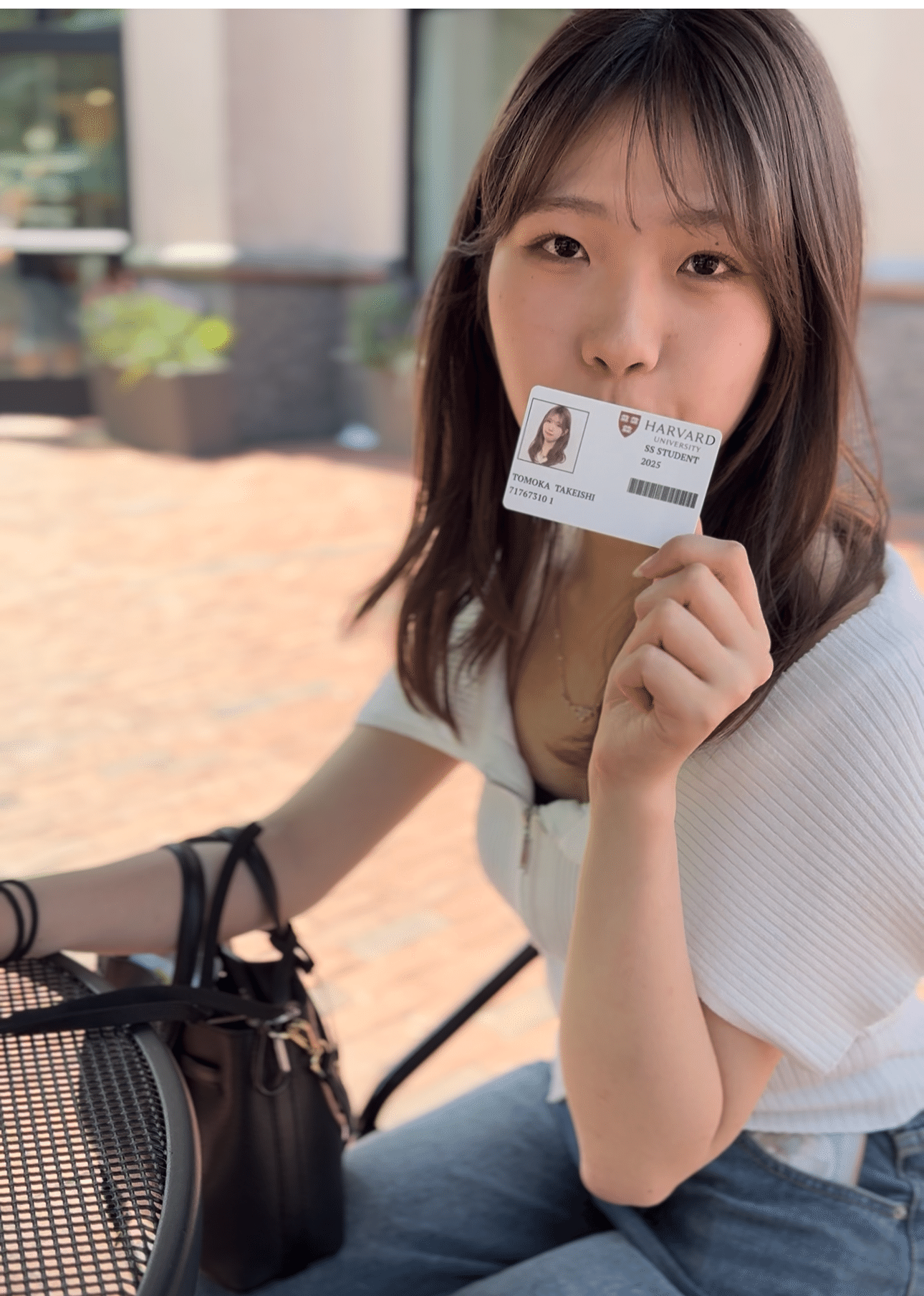 2025年6月　HSS初日 学生証を受け取り喜ぶ知華