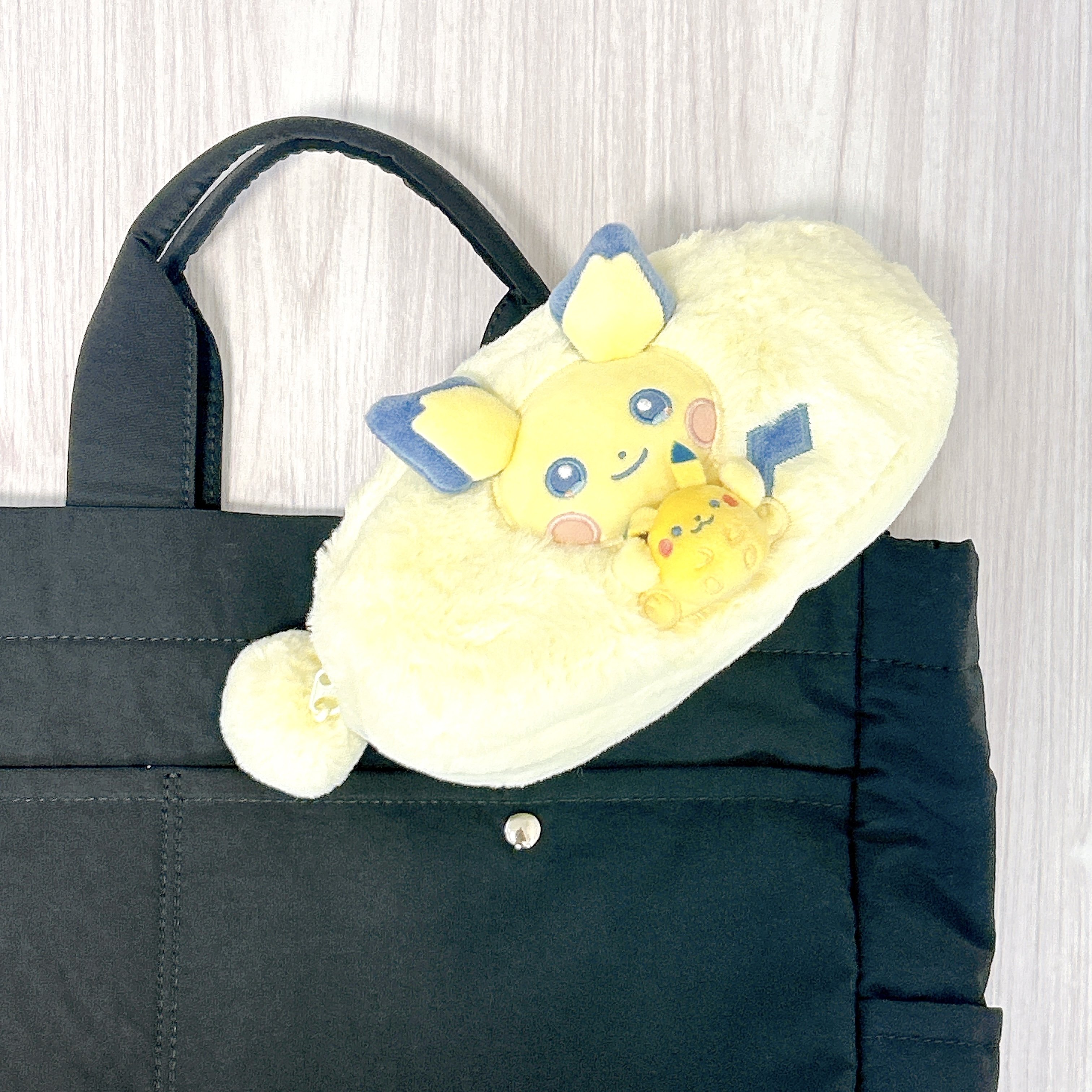 かわいすぎて即買いした…！ポケモンセンターの「新作ふわふわポーチ」ぬいぐるみを抱っこしてるポケモンがたまらないんです！