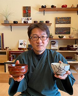 仏壇の漆塗りの技術を生かした独自デザインの漆器が話題を呼ぶ