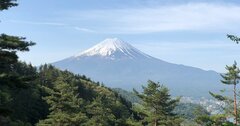 日本の絶景、富士山とその麓の「母の白滝」