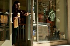 テイクアウト人気続くか　米外食大手で転換加速