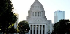 コロナ禍「史上最大の経済対策」の後遺症、赤字国債で支えた“国費の無駄遣い”見直しへ