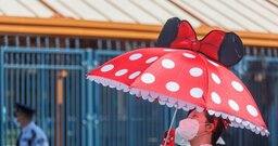 炎天下の東京ディズニーでキャストに日傘が解禁、猛暑だけじゃない「本当の理由」