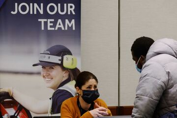 世界の雇用、完全回復に少なくとも2年＝ILO