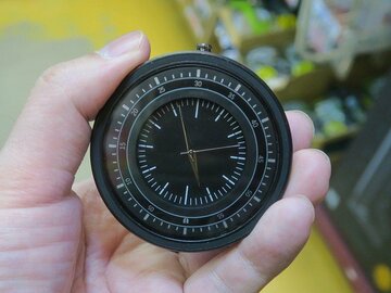 車のエアコンに取り付ける時計型のスマホスタンドが便利
