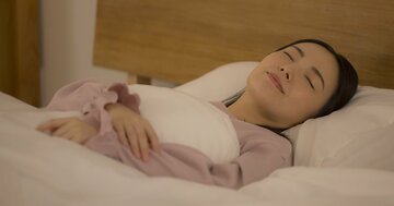 緑内障に優しい「寝る時の姿勢」とは?夜間眼圧を抑えるシンプルな方法