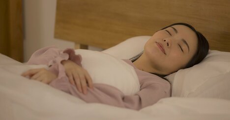 緑内障に優しい「寝る時の姿勢」とは？夜間眼圧を抑えるシンプルな方法