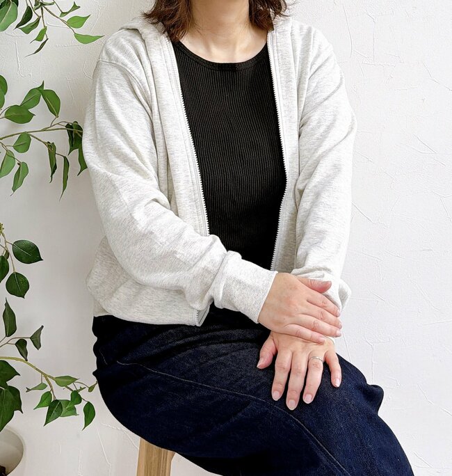 サッと羽織るだけで着痩せする…！ワークマンの「1590円パーカー」めっちゃ軽くて、パジャマみたい楽ちんなんです！《購入レビュー》