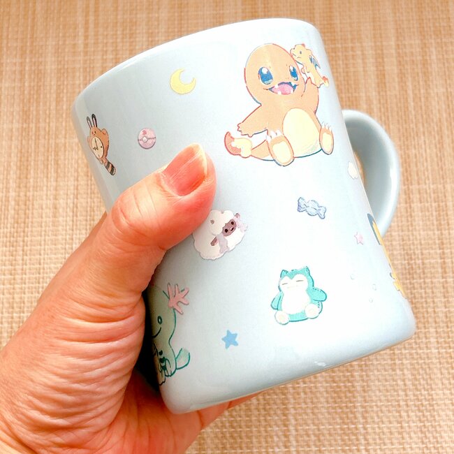 こんなヒトカゲ、初めて見た…！ポケモンセンターの「可愛すぎるマグカップ」ゆる～い絵柄で癒やされる！