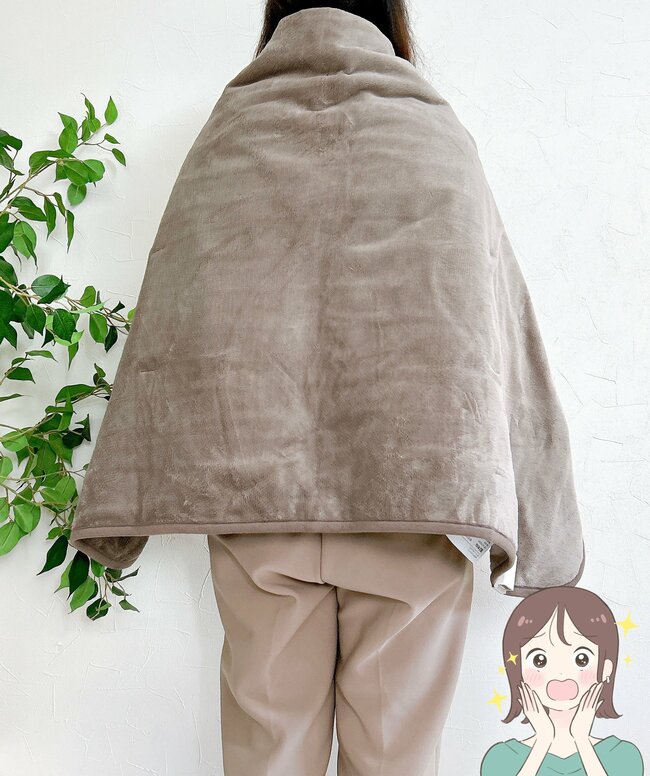 こたつ、いらないじゃん…！無印良品の“ぽかぽかブランケット”サッと羽織るだけで暖かい！「予想以上にあたたまります」「電気代の節約になりそう」