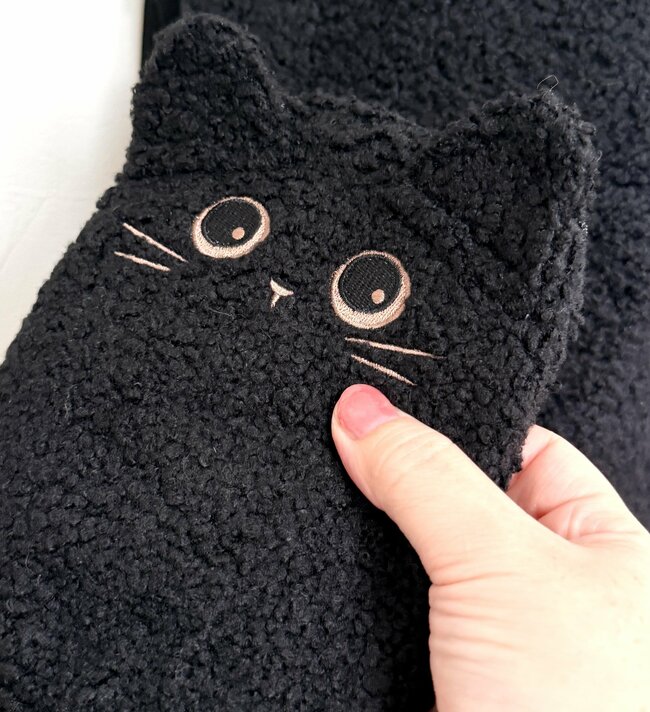 「可愛すぎて捕獲」「迷わずカゴに入れた！」カルディの“猫みたいなモコモコバッグ”ギュッと抱きしめたくなる可愛さ！「即買いしてしまった」《購入レビュー》