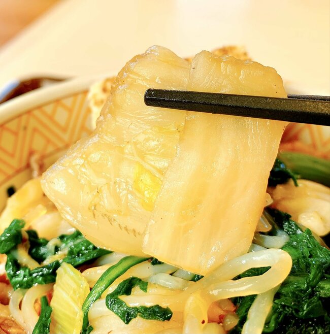 もう普通の牛丼に戻れないかも…すき家の“よくばり限定メニュー”生卵もセットになってて贅沢すぎる！「完璧な味」「すき家で1番好きかも」「具沢山で美味しかった」《実食レビュー》